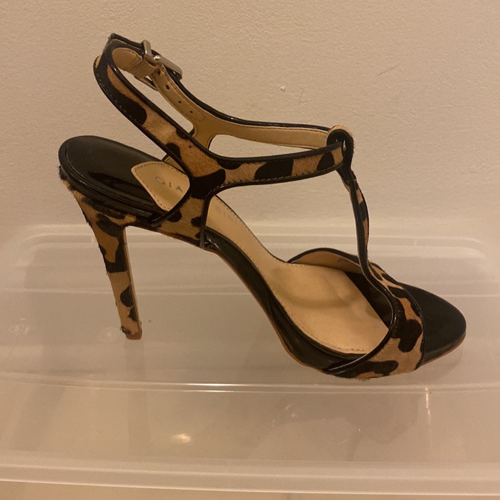 Gianni Bini- size 7. T-strap calf-hair leopard print 4.5” heels - Picture 5 of 6